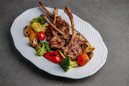Каре ягнёнка с овощами гриль