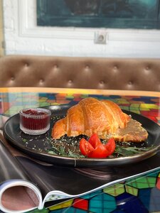Круассан с паштетом из куриной печени и зеленым маслом