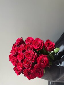 19 красных роз 60 см