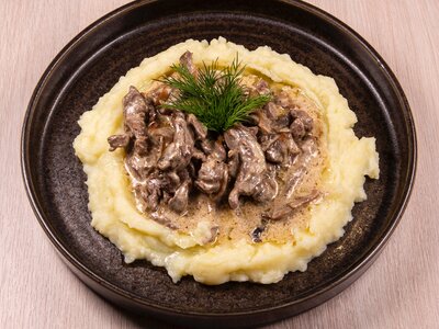 Бефстроганов из говядины с грибами и с картофельным пюре