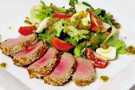 Салат с тунцом и кунжутом на гриле