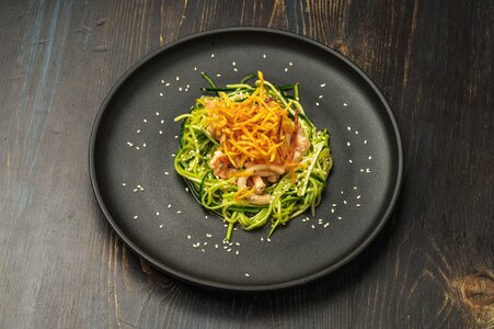 Салат с тигровыми креветками, кальмаром и мидиями