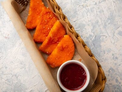 Жареный сыр с брусничным соусом