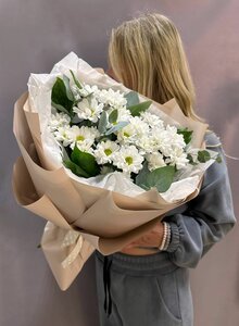 Букет из хризантем и эвкалипта «Радостный день»
