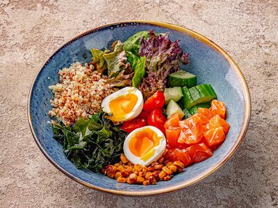 Боул-салат с лососем, устричным киноа и овощами