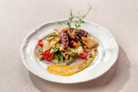 Гриль-салат с осьминогом и командорским кальмаром