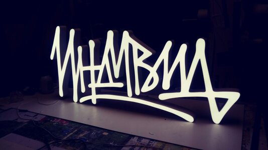 Объёмные световые буквы. С контражурной подсветкой