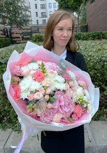 Авторский букет из роз с гортензией “Пастиллия”