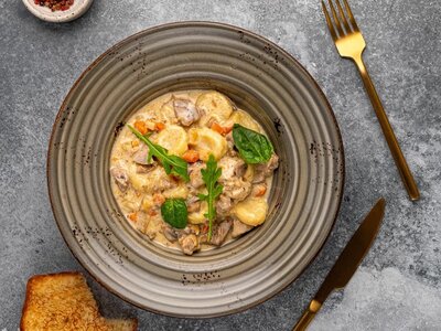 Кролик, тушенный с ньокками и грибами