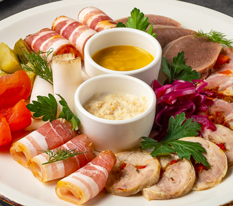 Фирменная мясная тарелка