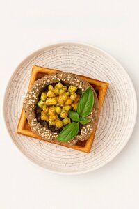 Вафля со сливочным паштетом, глазированной печенью и апе