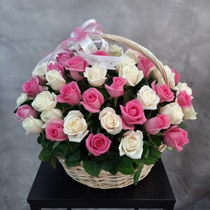 Корзина из 71 розы
