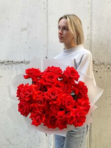 Монобукет из 25 алых французских роз 