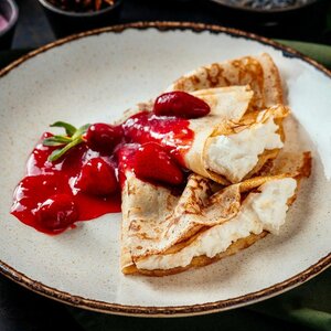Крепы с кремом маскарпоне и клубничным соусом