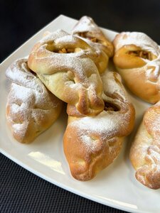 Пирожок с яблоком