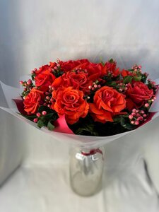 Красочный букет с веточками гиперикума 