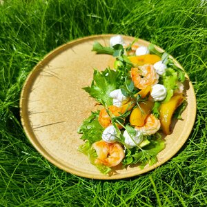 Салат с креветками, кокосовым муссом и персиками
