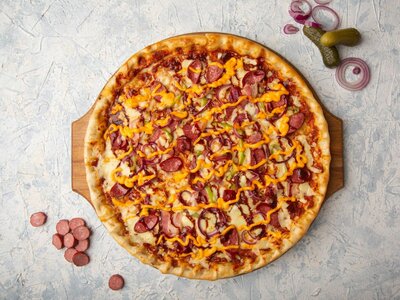 Пицца с охотничьими колбасками