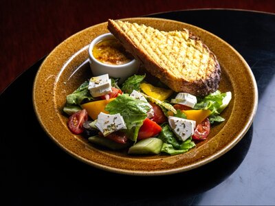 Греческий салат с хумусом и питой