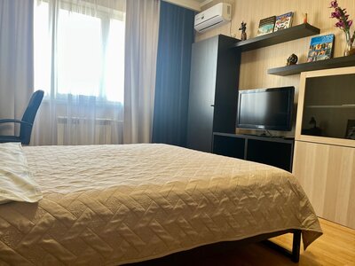 Однокомнатный номер с двуспальной кроватью и диваном