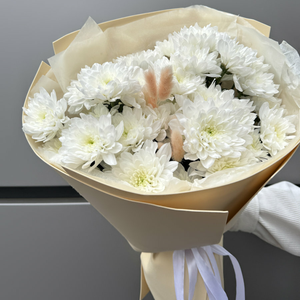 Белые хризантемы с лагурусом