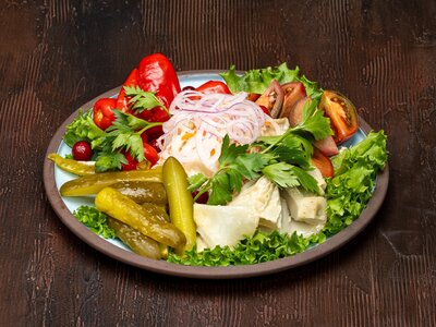 Ассорти из соленых и маринованных овощей