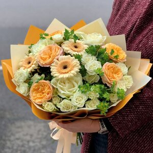 Букет с розами и гермини