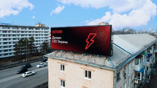 Видеоэкран на крыше здания