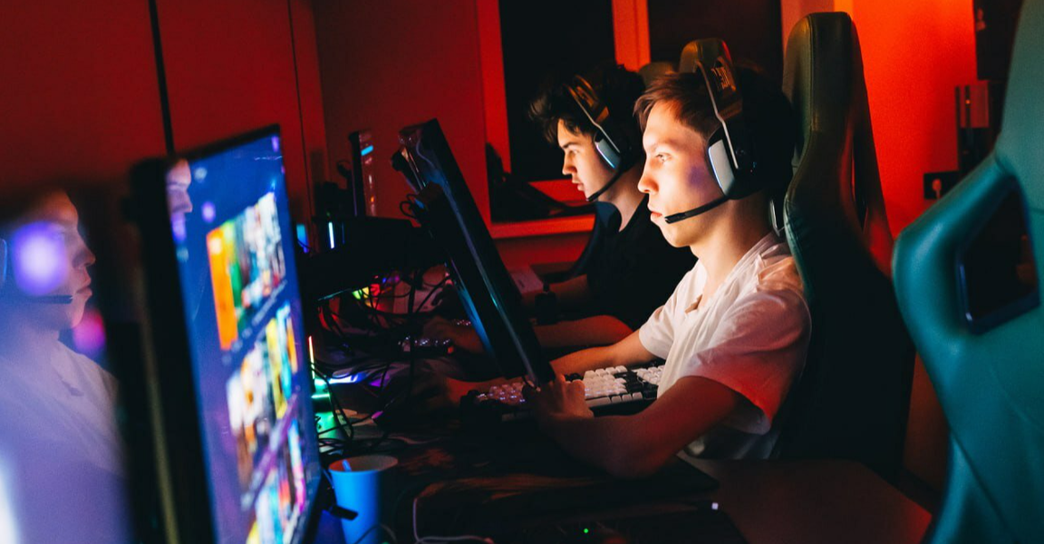 Көшедегі бейнелер бәріне кеудесін көрсетеді.