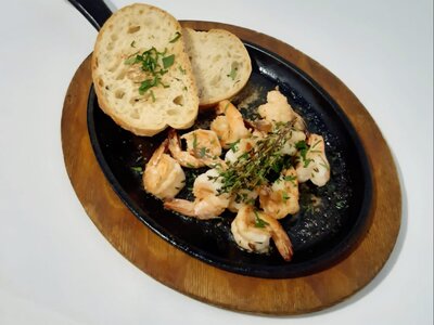 Креветки с чесноком и петрушкой