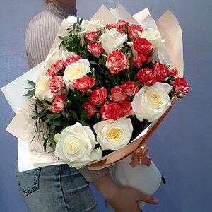 Букет "Патрисия" из роз, кустовых роз и писташ