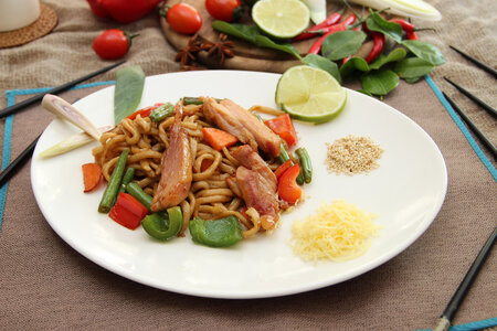 Удон с копченой курицей и сыром