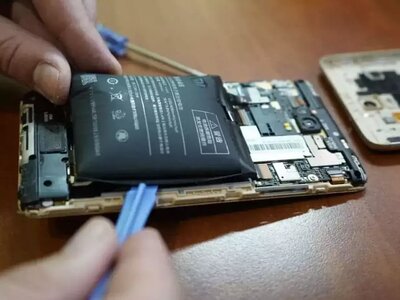 Замена аккумулятора смартфона 