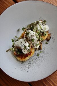 Картофельные оладьи с пармезаном, грибочками и сметаной
