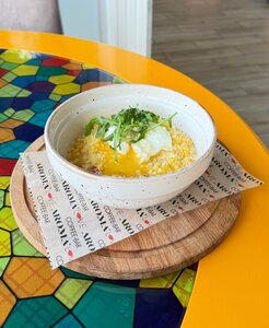 Кукурузная каша с копченостями и яйцом пашот