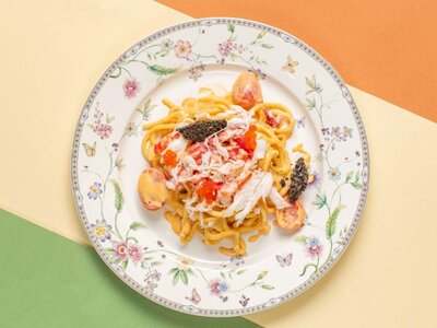Паста с крабом, тапенадом из маслин, икрой и пармезаном