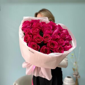 25 розовых Эквадорских роз в оформлении