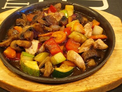 Горячая сковородка с курицей и овощами