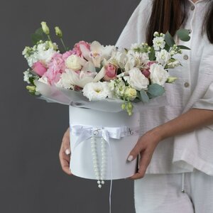 Цветочная композиция в шляпной коробке