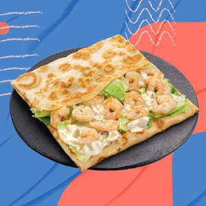Блин с креветками, салатом и яблочным соусом