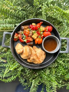Куриное филе с овощами из печи и соусом из лемонграсса 