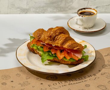 Круассан с лососем, сырным кремом и томатами 