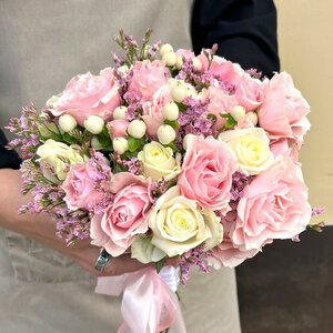 Букет "Раффаэлла" невесты из бело-розовых роз