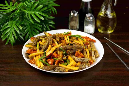 Говядина в крахмале с картофелем фри и стрелками чеснока
