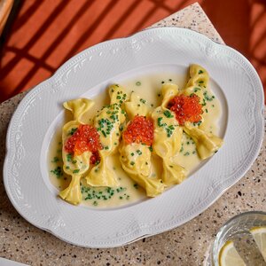 Карамелле с лангустинами, креветкой и красной икрой