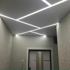 Натяжные потолки со световыми линиями