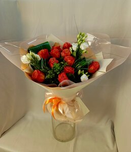 Букет с кустовой розой и эустомой 