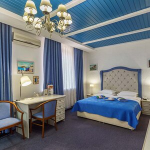 Номер JUNIOR SUITE с большой кроватью