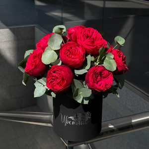 Композиция №14 «Red-Black» из красных роз Ред Пиано