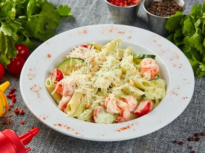 Сливочная паста с креветками и песто